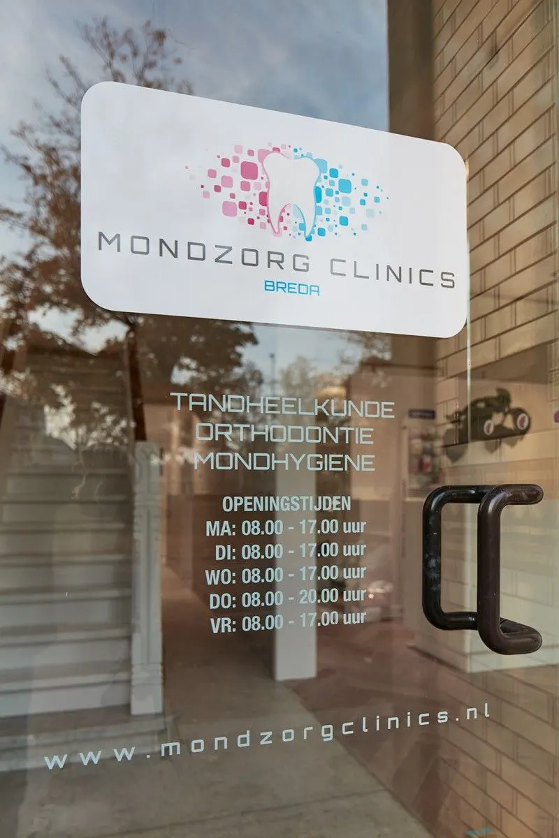 Raam van Mondzorg Clinics Breda met de openingstijden