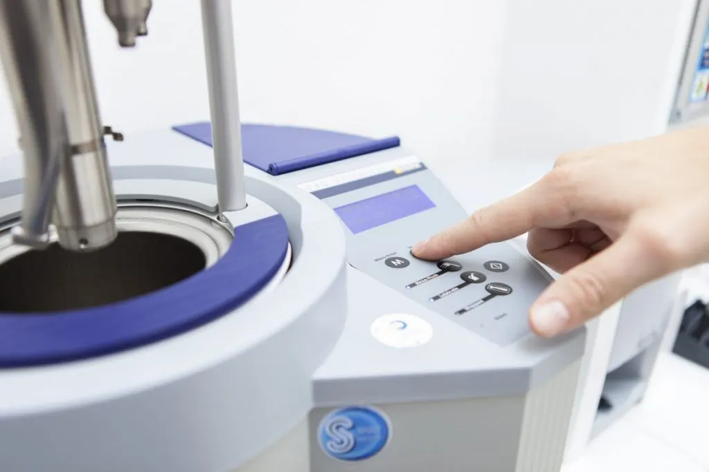 Sterilisatieapparaat wordt bediend
