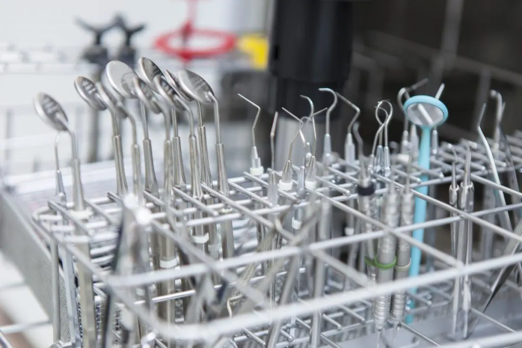Gesteriliseerde instrumenten in een rek