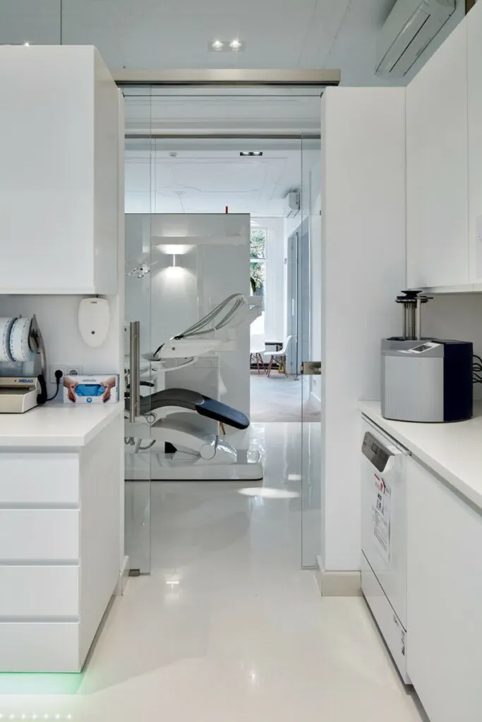 Behandelkamer met witte inrichting